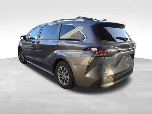 Used 2024 Toyota Sienna LE FWD image 7