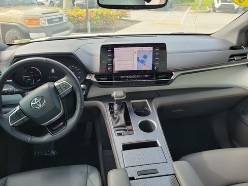 Used 2022 Toyota Sienna XSE FWD image 21