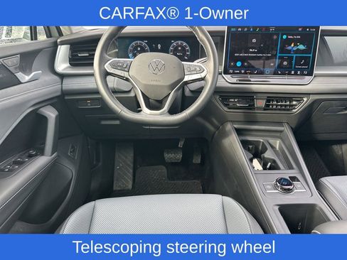 Used 2025 Volkswagen Tiguan SE w/ Panoramic Sunroof Package image 17