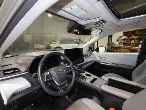 Used 2025 Toyota Sienna XLE image 9