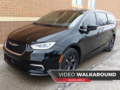 Used 2025 Chrysler Pacifica Select