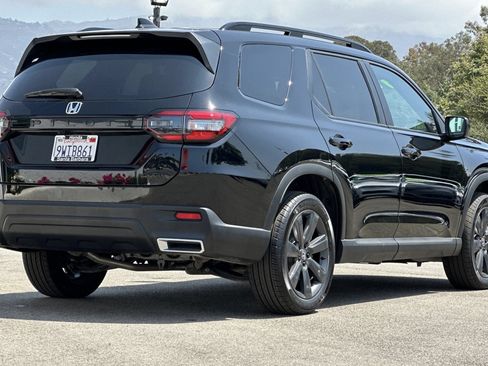 Used 2025 Honda Pilot Sport image 4
