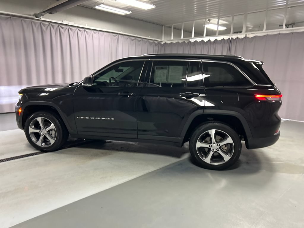 Used 2024 Jeep Grand Cherokee Limited w/ Luxury Tech Group II AWD/4WD image 4