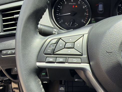 Used 2017 Nissan Rogue SV FWD image 15