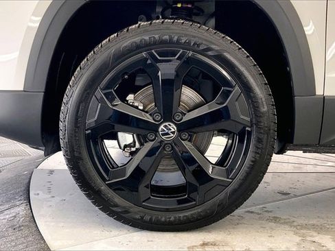 New 2026 Volkswagen Taos SE image 12