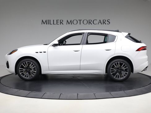 New 2025 Maserati Grecale GT image 3