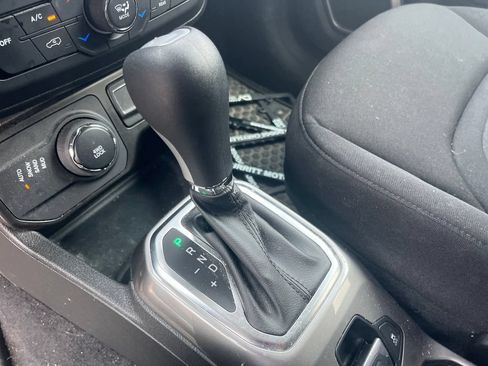 Used 2022 Jeep Renegade Latitude AWD/4WD image 23