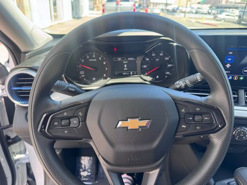 Used 2024 Chevrolet Trax LS w/ LS Convenience Package FWD image 10