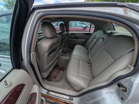 Used 2003 Lincoln Town Car Signature RWD image 23