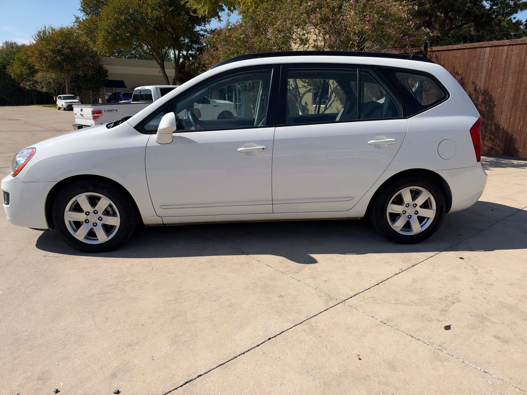 Used 2008 Kia Rondo LX FWD image 4