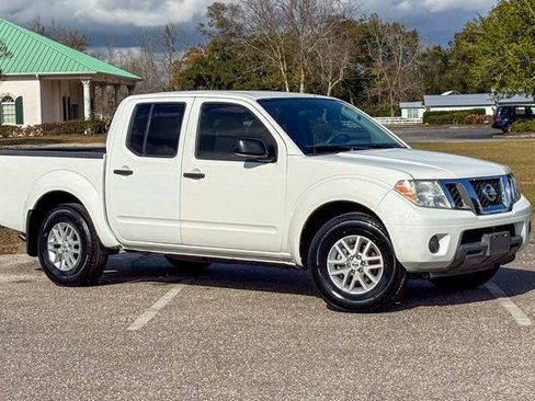 Used 2019 Nissan Frontier SV image 1