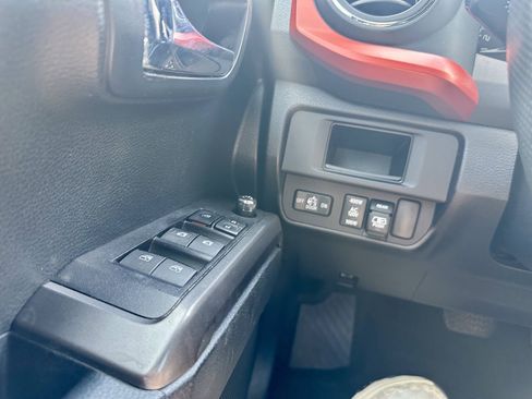 Used 2017 Toyota Tacoma TRD Sport w/ Tow Package AWD/4WD image 30