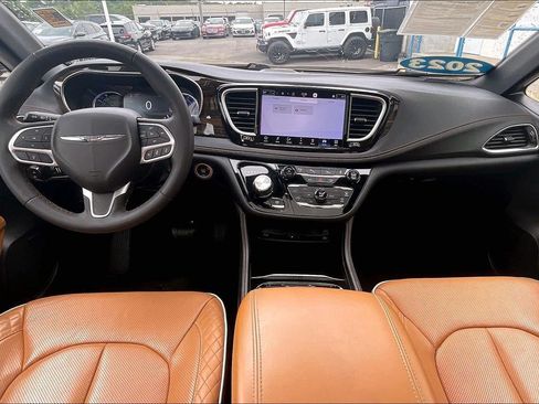 Used 2023 Chrysler Pacifica Pinnacle FWD image 16