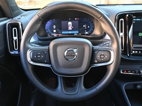 Used 2025 Volvo XC40 B5 Core image 24