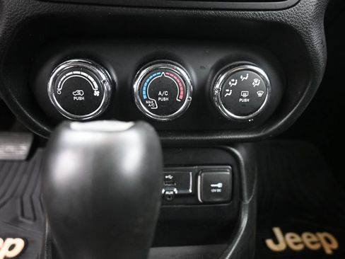 Used 2015 Jeep Renegade Latitude FWD image 19