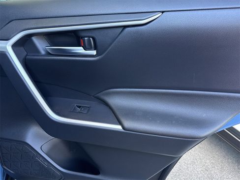 Used 2024 Toyota RAV4 SE image 33