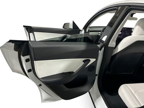 Certified 2021 Tesla Model Y Long Range AWD/4WD image 10