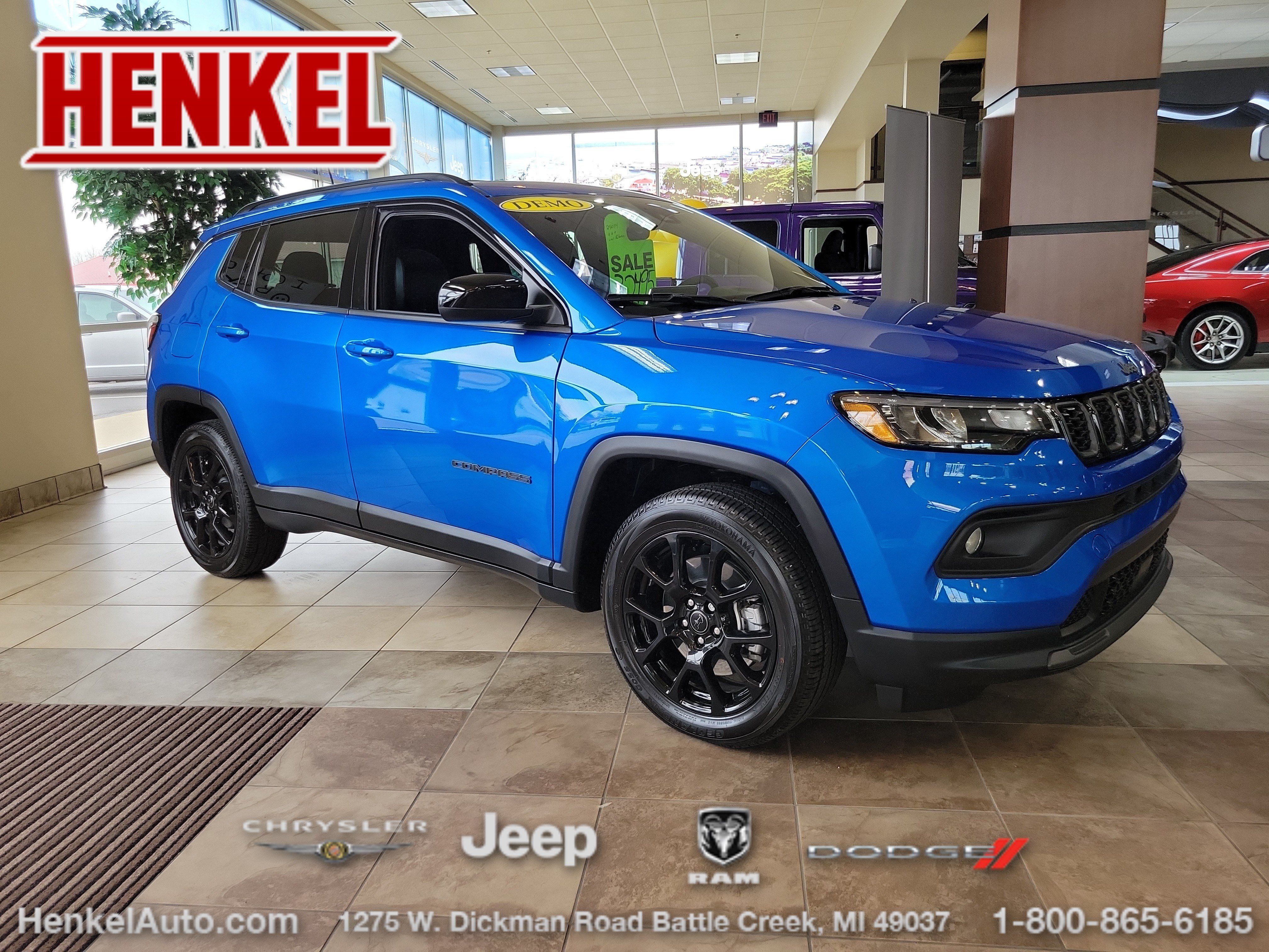 Used 2025 Jeep Compass Latitude w/ Sun & Sound Group AWD/4WD image 1