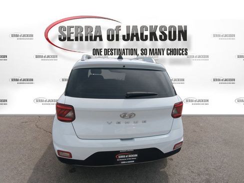 Used 2022 Hyundai Venue SEL FWD image 8