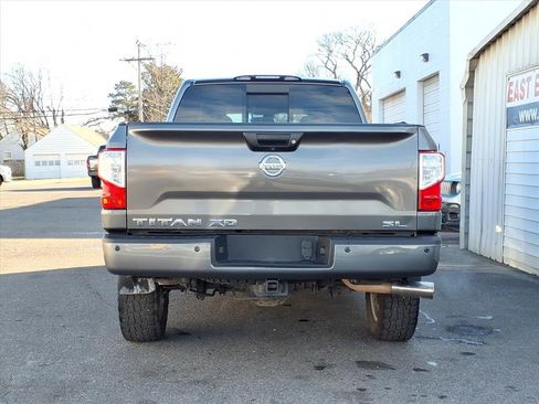 Used 2017 Nissan Titan SL image 4
