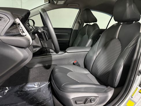Used 2020 Toyota Camry SE image 5