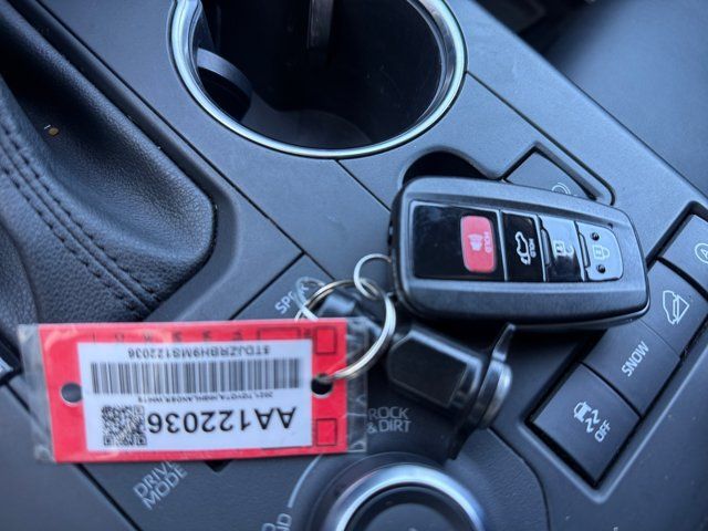 Used 2021 Toyota Highlander XSE AWD/4WD image 17