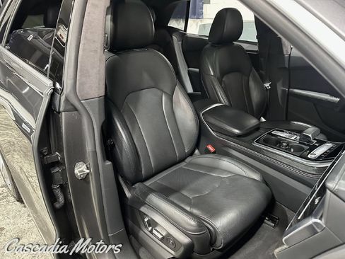 Used 2019 Audi Q8 Prestige w/ Luxury Package AWD/4WD image 14
