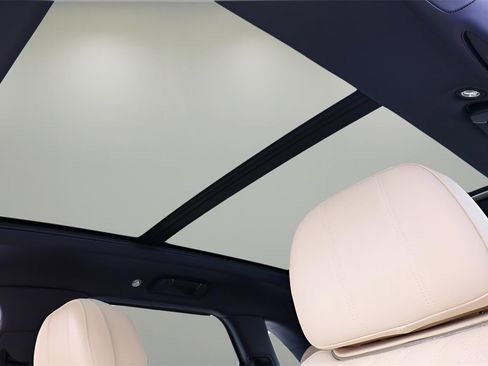 Certified 2021 Bentley Bentayga image 30