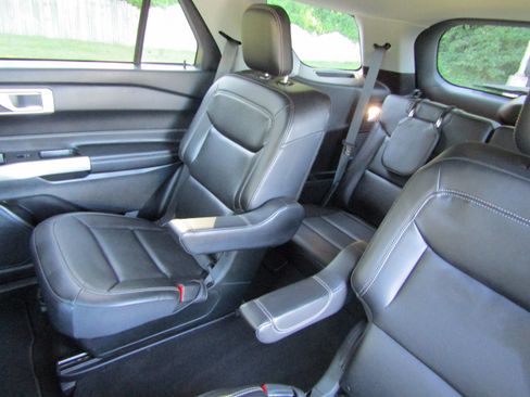 Used 2023 Ford Explorer XLT w/ Equipment Group 202A AWD/4WD image 33