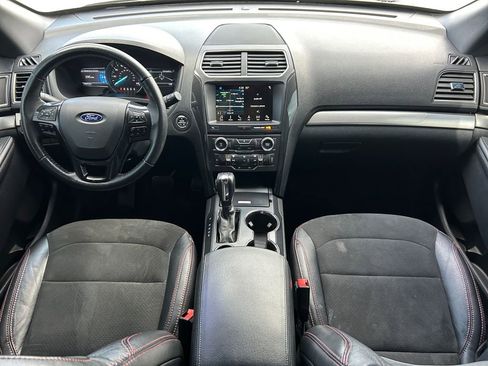 Used 2018 Ford Explorer XLT w/ Equipment Group 202A FWD image 12