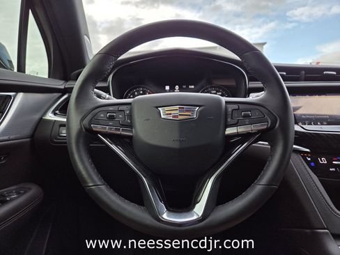 Used 2023 Cadillac XT6 Premium Luxury w/ Technology Package FWD image 11