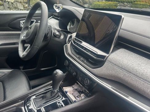 Used 2023 Jeep Compass Latitude image 10