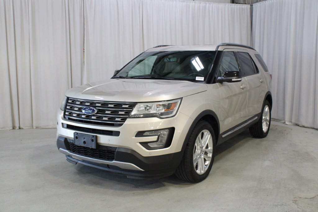 Used 2017 Ford Explorer XLT w/ Equipment Group 202A AWD/4WD image 36