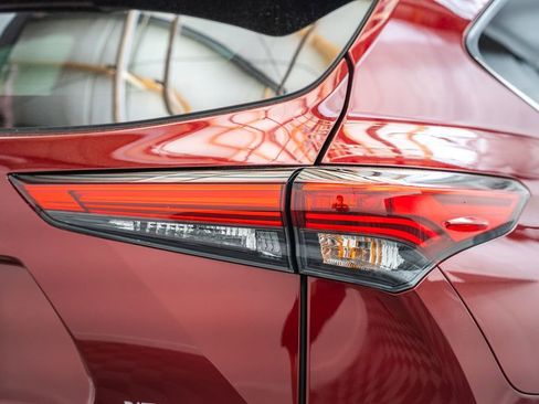 Used 2022 Toyota Highlander XLE AWD/4WD image 8