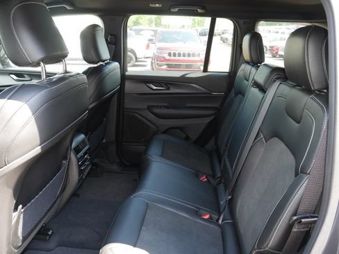 Used 2025 Jeep Grand Cherokee Altitude AWD/4WD image 24