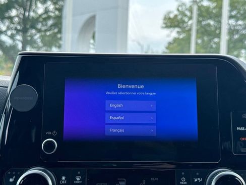 Used 2024 Toyota Highlander XLE FWD image 23