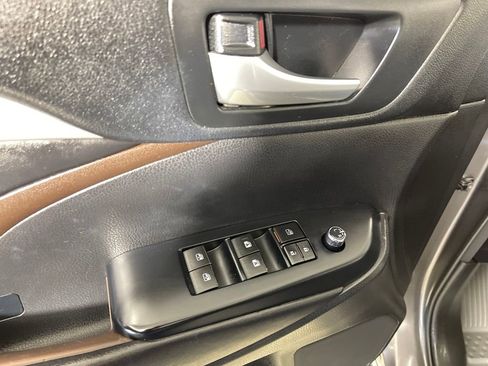 Certified 2017 Toyota Highlander XLE w/ Carpet Mat Package image 16