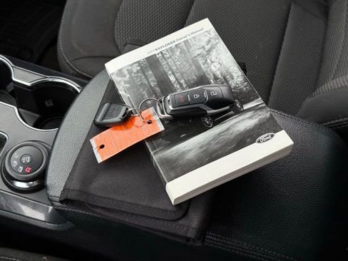 Used 2017 Ford Explorer XLT image 4