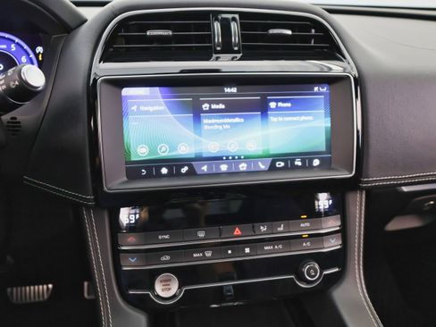 Used 2020 Jaguar F-PACE SVR image 33