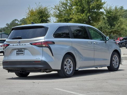 Used 2022 Toyota Sienna LE FWD image 5