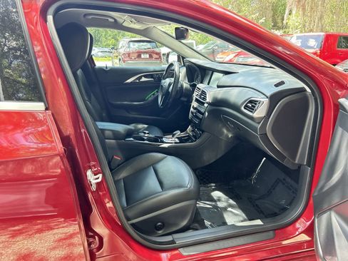 Used 2018 INFINITI QX30 FWD image 14