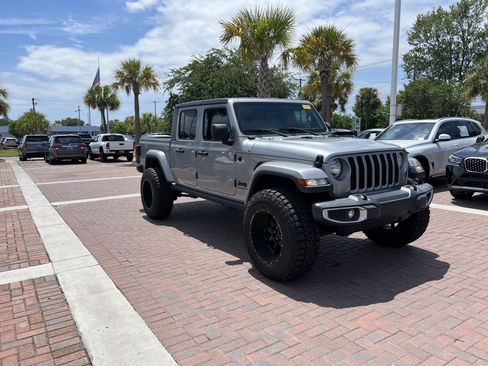Used 2021 Jeep Gladiator Sport AWD/4WD image 2