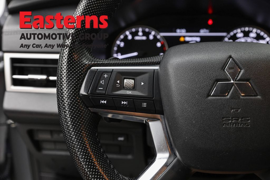 Used 2024 Mitsubishi Outlander SE AWD/4WD image 17