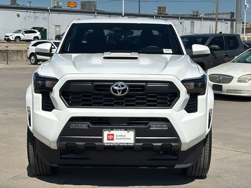 Certified 2025 Toyota Tacoma TRD Sport AWD/4WD image 8