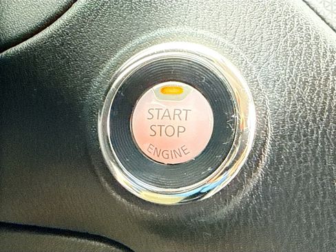 Used 2018 Nissan Pathfinder SL image 9