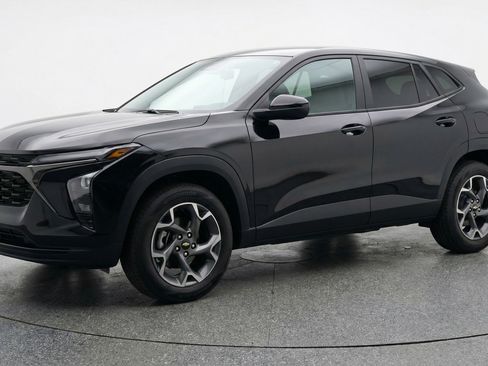 Used 2025 Chevrolet Trax LT FWD image 3