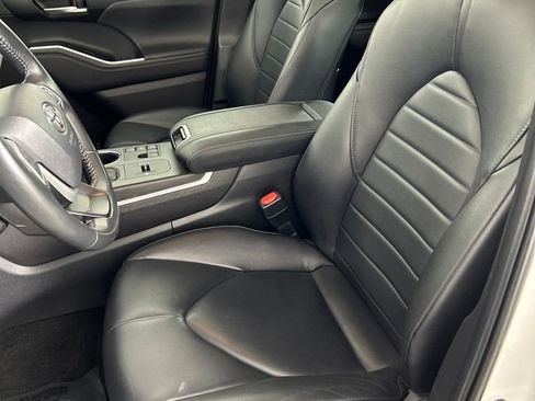 Used 2024 Toyota Highlander XLE image 10