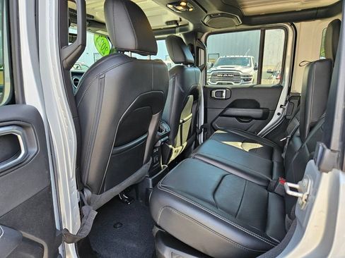 Used 2023 Jeep Wrangler Unlimited Sahara AWD/4WD image 17
