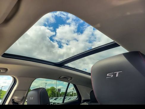 Certified 2023 Buick Envision Essence w/ Sport Touring Package FWD image 17