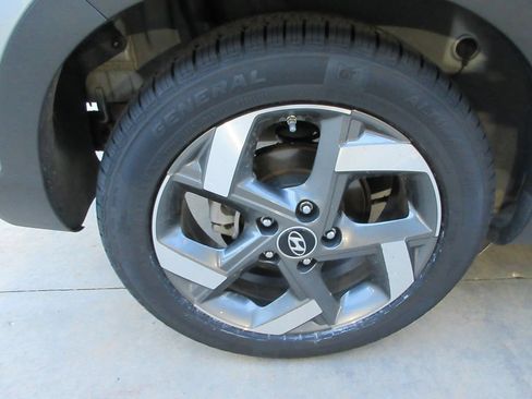 Used 2025 Hyundai Venue SEL FWD image 9